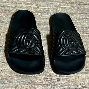 Gucci 602067 GG Matelasse Black Rubber Quilted Slide Sandals with Logo